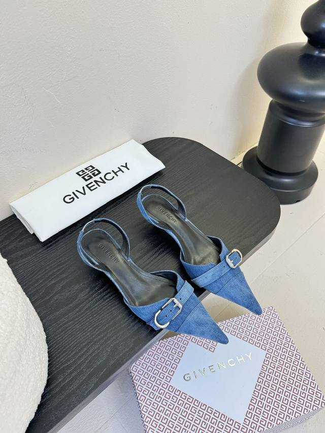 370 givenchy2024纪梵希夏秋爆款。 潮流鼻祖创世之作，为爱铸就！ 《猫跟金属搭扣尖头拖系列！》 1鞋猫跟理念，时尚舒适的时装鞋，灵感来自于纪梵希潮