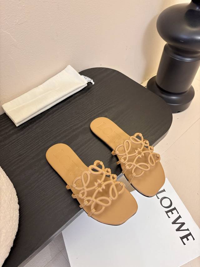 310 loewe 罗意威 25Ss 春夏新品 拖鞋 疯狂种草简约设计感觉更干净优雅 让你念念不忘 颜色也很耐看漂亮，上脚瞬间气质十足气场，简直无敌帅气有型 鞋