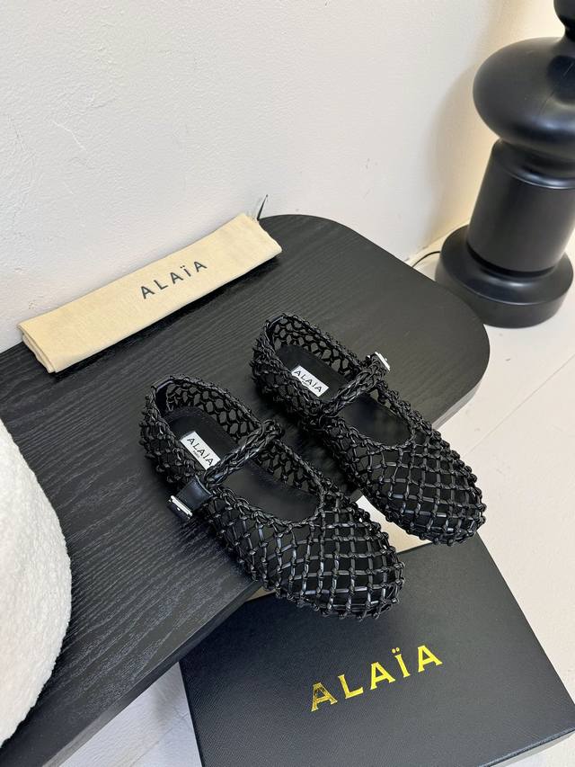 400 alaia 走秀款平底芭蕾舞鞋 章小蕙同款 甜酷芭蕾风 人气超高的一款芭蕾舞鞋，浪漫又迷人 舒适百搭 原版订制漆皮/网纱 羊皮内里 私模橡胶防滑大底 码