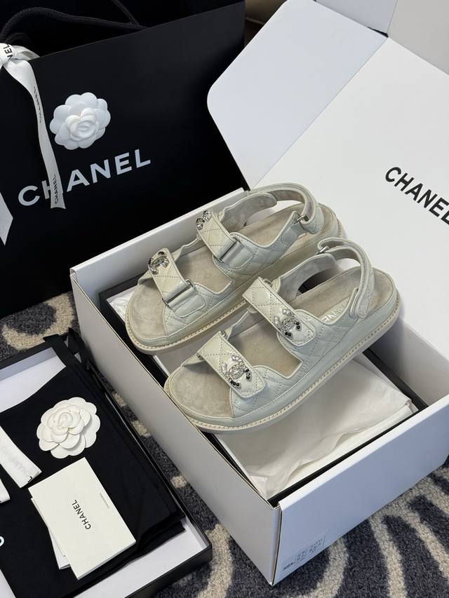 510搭配飞机盒 顶版Chanel 25P New Arrival 小香沙滩凉鞋25春夏新版满 水钻双C Logo简直不要太美啦； 油腊皮，质感真的超级好啊！