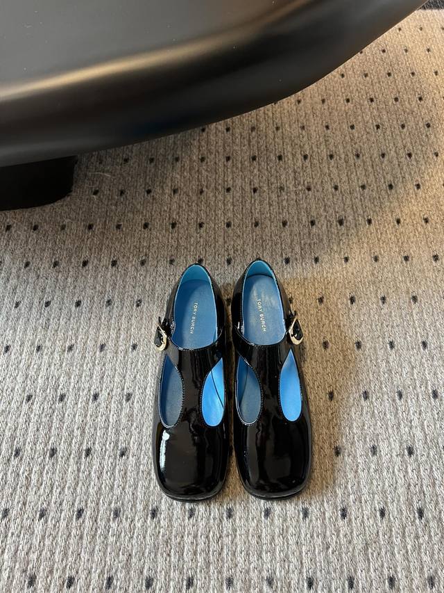 380 独家代购级 Toryburch 走秀款T字带玛丽珍单鞋 原版购入 1:1定制的一款Tb玛丽珍 刘雯同款 绝美的一款，小方头的设计又带有点复古的感觉 上脚