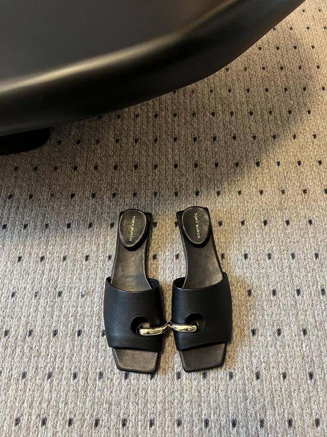 380 toryburc*秀款鞋跟倒置于鞋底戒指拖鞋 这款拖鞋不仅时尚，它采用了倒置式的设计，将鞋跟倒置于鞋底 这种设计不仅独特而且时尚，给人一种别具一格的感觉