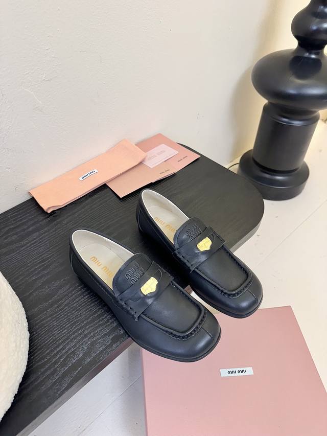 代购级390 miu Miu 25Ss 缪缪春夏新款 方圆头 乐福鞋 上世纪50年代，乐福鞋搭配制服，风行美国校园。学生为抗议校内着制服的规定，便将一枚硬币嵌入