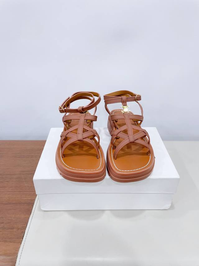 price：P350 *-Ss新品思琳复古罗马凉鞋 进出专柜无压力，重工版，拒绝一眼假Low货 原版楦型，调试N次、这款上脚绝对Vintage复古风味十足 鞋面