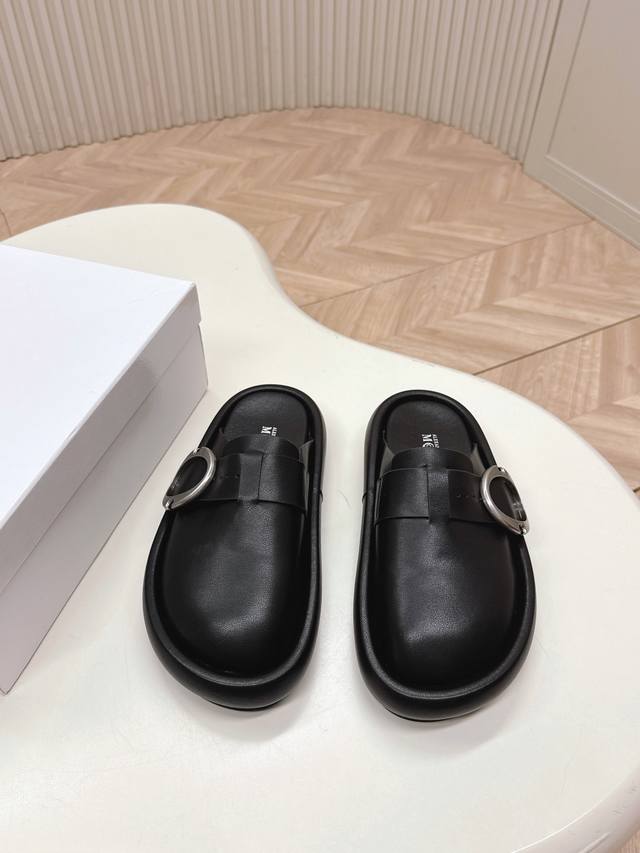 出P380 男加10 Mcq Ss25 New Arrival～ 麦昆春夏新款勃肯半拖/大头鞋 可爱有趣的圆形鞋头搭配金属Arc搭扣饰以点缀 鞋底压印骷髅图案