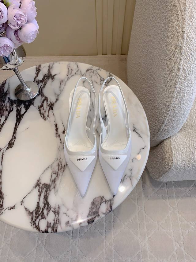 出厂价P360 Prad*新款尖头网纱高跟鞋 经典三角标点缀 简约的高级感 上脚真的很显瘦 气质小姐姐单心头爱 绝绝子好看 鞋面进口高密度网纱 Zp开模三角标