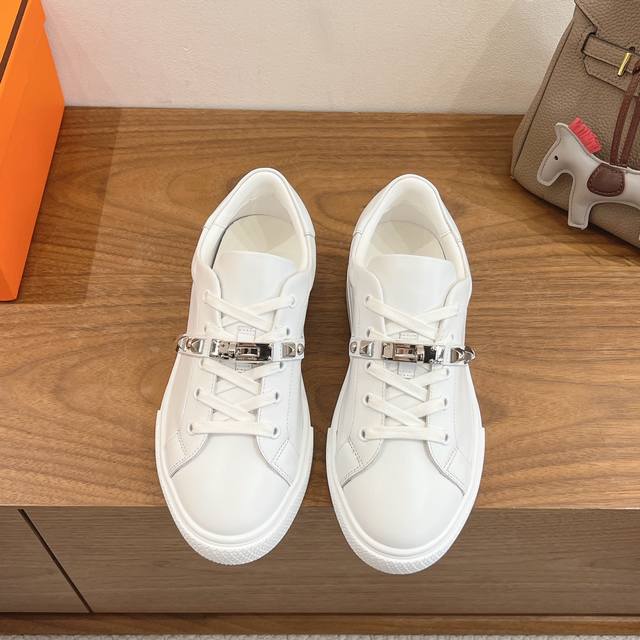 出厂价P380 认准图片质量 herme…S Ss25 New Arrival～ 专柜大热情侣款，H家配货首选鞋履！ 是爱马仕经典款 每一季都会出很多颜色 绝对