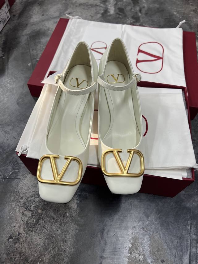 valentin*新款复古玛丽珍单鞋 【复古优雅 | 时尚百搭】新宠玛丽珍鞋，舒适与风格的完美结合 鞋面：漆皮 内里：垫脚羊皮 大底： 意大利真皮大底 跟高：6