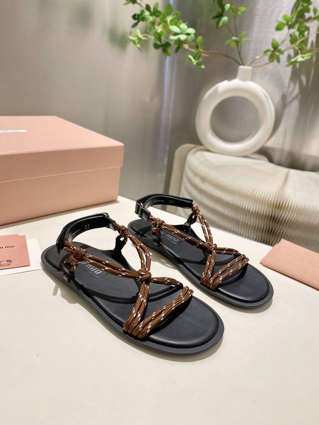 出厂P270原版一比一复刻 miumiu2025夏季新款，全球最火沙滩凉鞋， 出现在各大时装杂志封面·、小红书博主都在推荐、闭眼入都是不会后悔Zp开发鞋型、细节