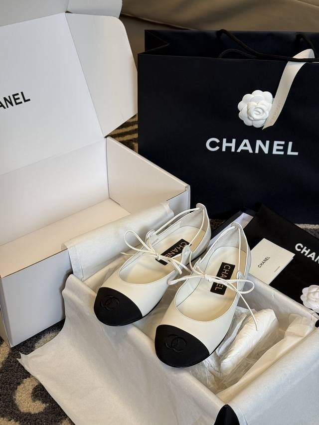 顶版Chanel 25P New Arrival～ 小香25春夏 平底系带芭蕾舞鞋新品 小羊皮质感超好 很软糯的，系带设计很优雅 羊皮内里，意大利进口牛皮底 s