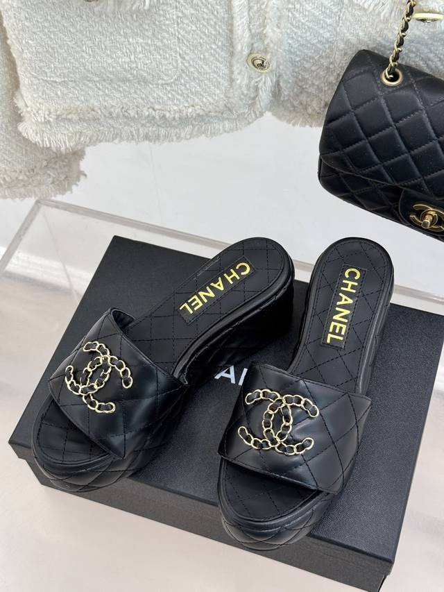 厂价310 chane*｜小香25C春夏新品 菱格厚底松糕链条双C拖鞋 夏天一定要入的凉拖系列 可文艺可时髦 穿搭率实在太高了 厚底在拉长腿方面真的Yyds 百
