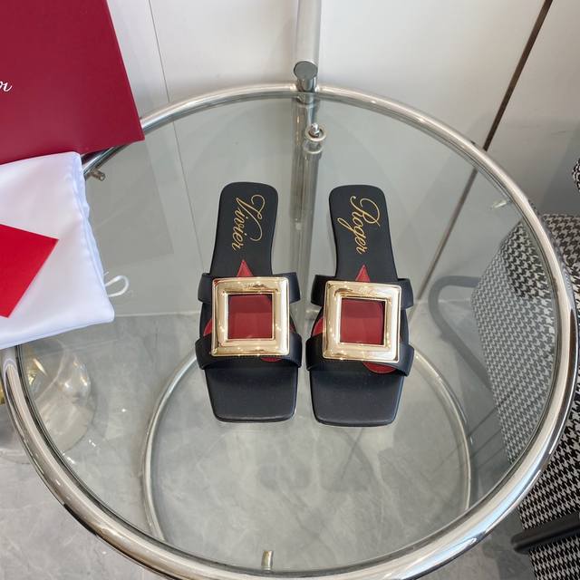 360 roger Vivier早春新款Rv爱心包皮方扣凉拖鞋 顶级品质 以质感超强的胎牛皮 纯手工制成 简约不简单，即刻点亮夜间造型 进口真皮大底 size：