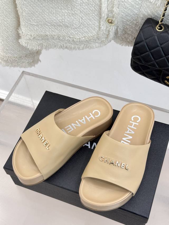 厂价310 chane*｜小香25C春夏新品 厚底字母懒人拖鞋 夏天必须人手一双 经典小字母设计 上脚就是洋气不拖沓！ 鞋面采用进口小牛皮 内里踮脚都是羊皮 原