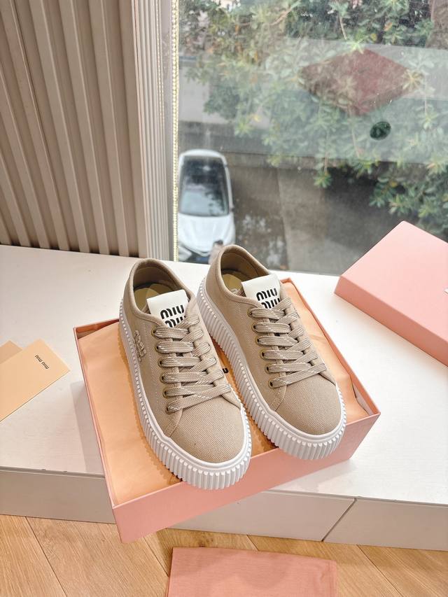 出厂310（顶级版本）Miu Miu 25Ss 春夏新款走秀Miumiu 饼干的休闲鞋秀场工艺来自Miu Miu系列的细节特写 新季的潮流此刻挚爱的概念，多元对