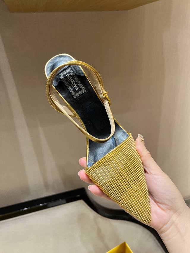 顶级原版货高级感满满！ 独家品质货源！开版定制的特殊材质，非常高级有质感，进口水染羊皮垫脚，细腻入微，脚感舒适透气，原版F字母金属跟是这款鞋子的一个非常重要的亮