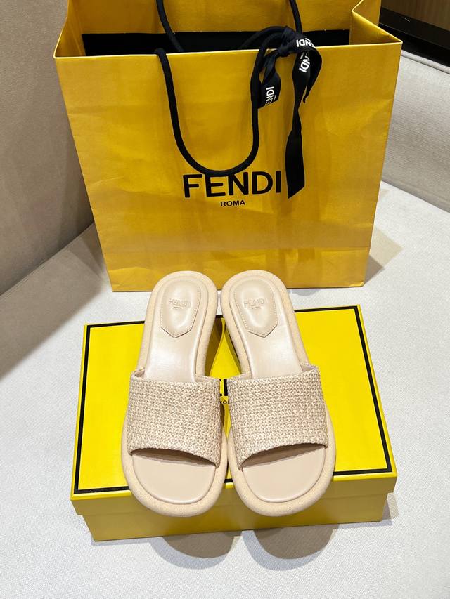 顶级版本！Fend1夏季新款，独家高端品质！ 材质：鞋面为拉菲草，内裡、包中底材质全部统一选用柜柜定制级全进口水染羊皮，皮纹细腻，手感绵柔丝滑，色泽质感一致！雕