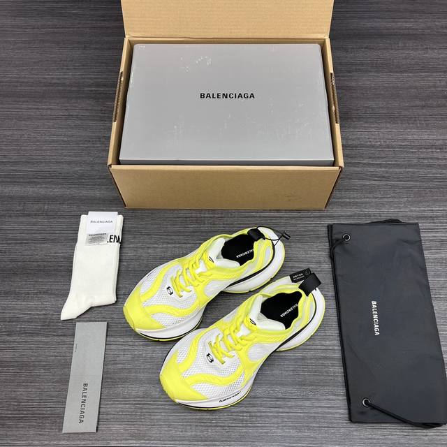 590 纯原版本 Balenciaga 巴黎世家 十三代白荧光黄做旧轻便透气跑鞋。 巴黎世家全新设计概念轻便舒适体验、采用复古做旧工艺，使鞋子更有沉旧感。Zp