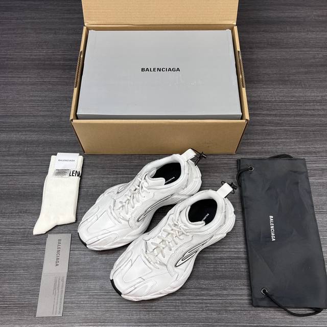 590 纯原版本Balenciaga 巴黎世家十六代徒步运动鞋。 延续潮流跑鞋做旧老爹鞋，鞋身由聚酯纤维、尼龙、 Tpu 和聚氨酯制成，不管是从外观还是舒适轻盈