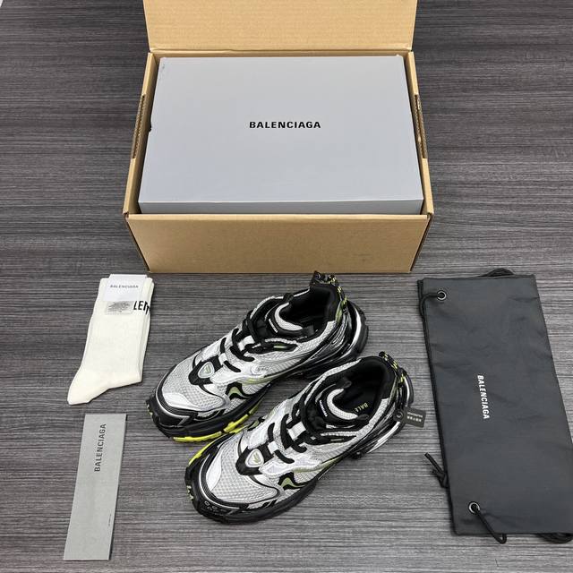 750 纯原Balenciaga 巴黎世家-Runner、是通过溢胶、做旧、缝线等细节，展示了设计师 Demna 的运动鞋风格，用一双「旧鞋」传递复古感，后侧板