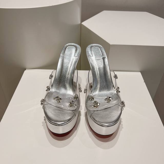顶级版 原版盒P380 christian Louboutin | 2024S原版做货重工Cl 经典Degraqueen水晶高跟鞋～ 鞋面：采用透明的Pvc鞋面