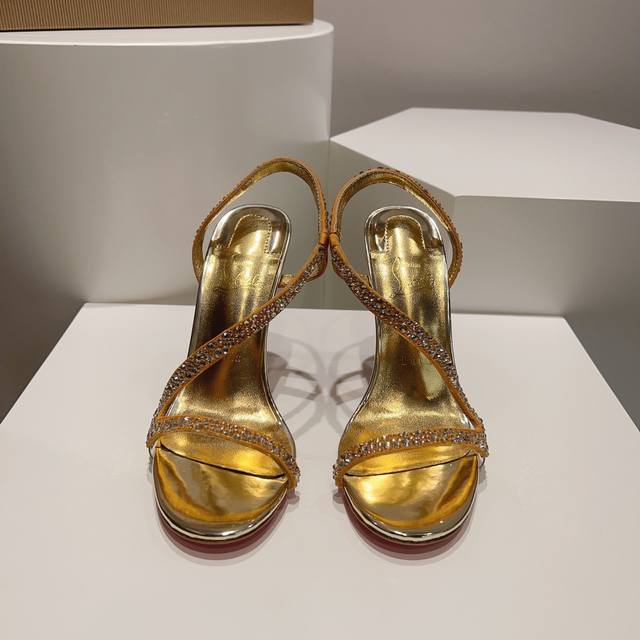 钻面款顶级版 原版盒P380 christian Louboutin | 2023S原版做货重工Cl 经典Lrlza 女士高跟凉鞋～ 鞋面: 独特的曲线设计，漆