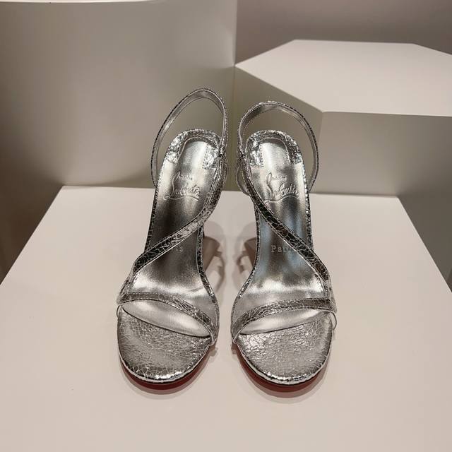光面款顶级版 原版盒P350 christian Louboutin | 2023S原版做货重工Cl 经典Lrlza 女士高跟凉鞋～ 鞋面: 独特的曲线设计，漆