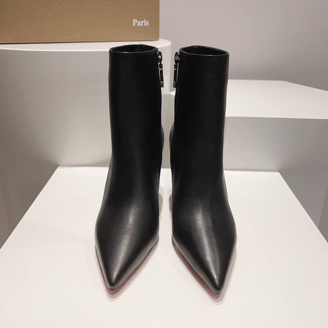 顶级版 原版盒P490 christian Louboutin | 2023S原版做货重工Cl 香蕉跟她短靴～ 鞋面: 采用仿鸟啄的尖头设计，进口小牛皮制作，侧