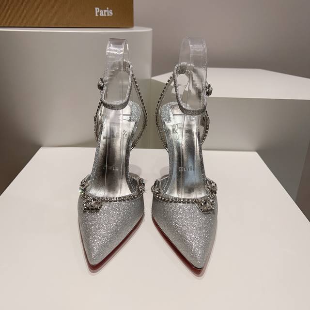 顶级版 原版盒P380 christian Louboutin | 2023S原版做货重工Cl 水晶高跟鞋～ 鞋面: 尖巧鞋头搭配精美脚裸带，设计出惊艳Dors