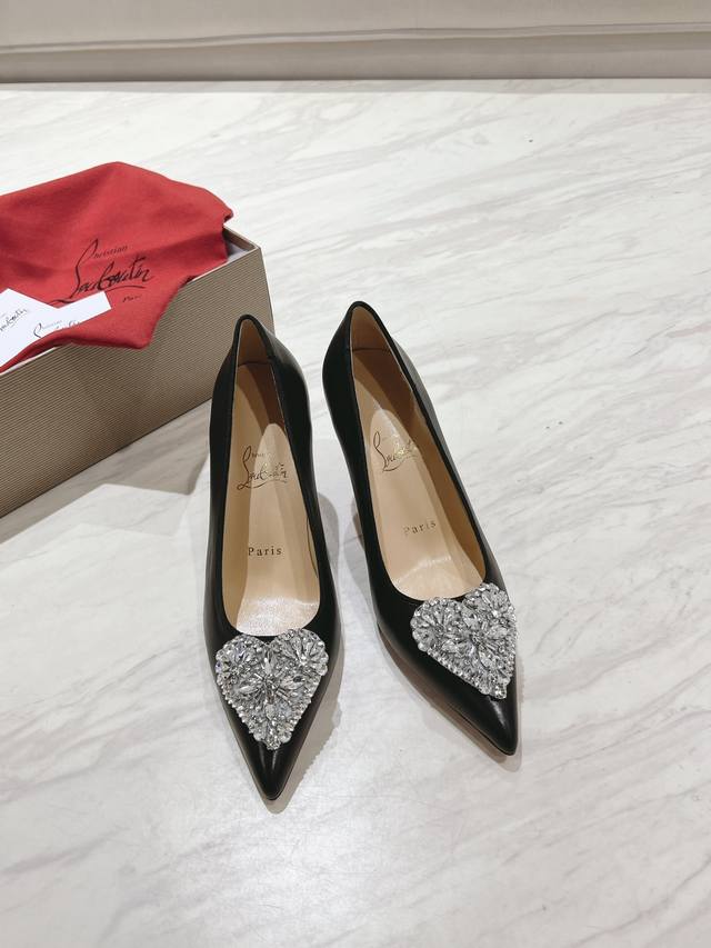 顶级版 原版盒P430 christian Louboutin | 2024S原版做货重工Cl 七夕限定心型宝石高跟鞋～ 鞋面：Lkate Love 高跟鞋采用