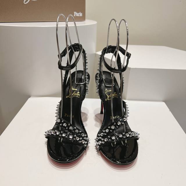 顶级版P380 christianlouboutin路铂廷 Cl斜带铆钉平底凉鞋 全原版一比一开模定制，铆钉面里都是同色，非凡订制，绝非凡品！ 面料：原版同色柳