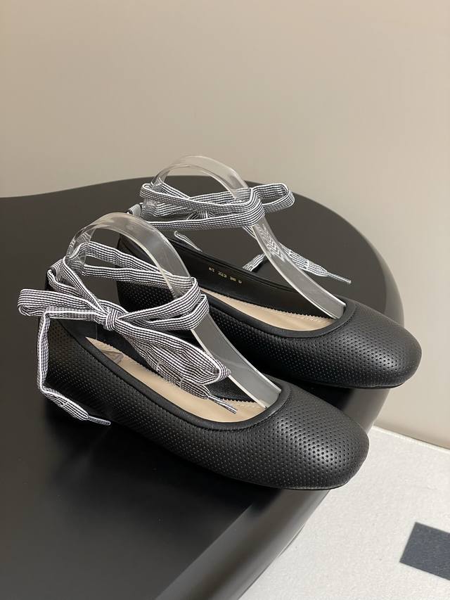 p330- 25Ss早春新款Dior 迪奥D-Journey 系带芭蕾鞋Cd字母织带跳舞鞋镂空绑带平底鞋 这款D-Journey 系带芭蕾鞋是二零二五春夏成衣系
