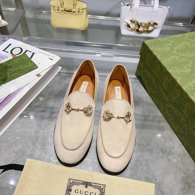 5360-10 卡其色羊猄￥380｛34-41｝34.41定做。作为品牌备受喜爱的符号元素，马衔扣造型配件亮眼点缀于这款精致的Gucci Jordaan系列女士