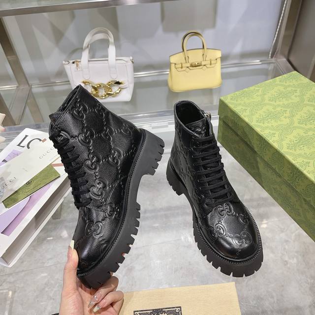 9563-2黑￥430（35-41）作为Gucci各个系列的重要设计元素，Gg标识在新推系列继续绽放异彩，于这款女士皮革乐福鞋上匠心呈现。经典Gg图案由品牌创始
