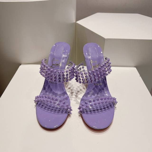 顶级版P380 christianlouboutin路铂廷 Cl两带铆钉高跟凉鞋 全原版一比一开模定制，铆钉面里都是同色，非凡订制，绝非凡品！ 面料：原版同色柳