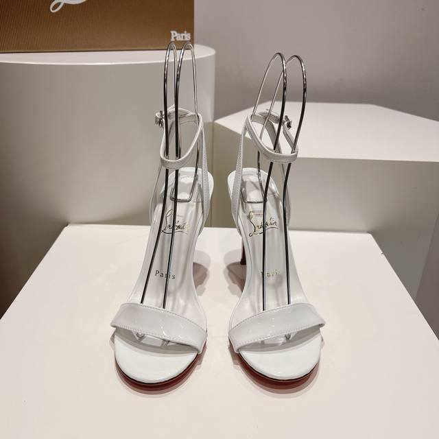 顶级版 原版盒P350 christian Louboutin | 2024S原版做货重工Cl一字带高跟凉鞋～ 鞋面: 一字带的设计简约优雅，搭配10Cm的细跟