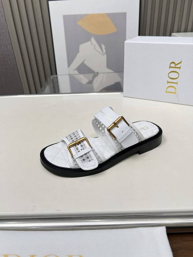 dior夏季新款镂平跟凉拖，这款D-Avenue凉拖精心展示镂空藤格纹，搭配两条带有可调节搭扣的饰带，上方点缀金色调D家Logo标志。搭配舒适的加垫藤格纹内底，