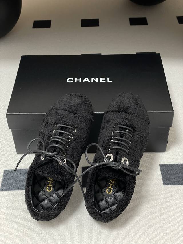 p360- chanel小香25C早春新款毛巾布平底休闲鞋系带毛毛运动鞋 鞋子设计简洁，具有经典的运动鞋轮廓。鞋带系统使得鞋子可以根据脚型进行调节，确保穿着舒适