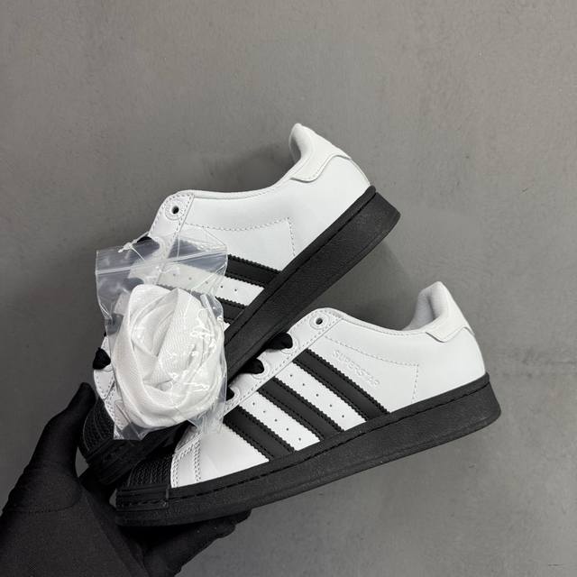 310 档口现货 三叶草 Superstar Ii 贝壳头板鞋运动鞋 中底材料进行了升级，穿上后感觉更加柔软舒适。圈内口加厚加软，减少磨脚的可能性，让穿着更加舒