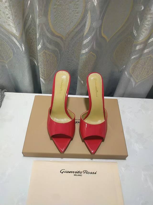 330 {真皮半拖} 吉安维托·罗西 Eiko Stiletto，轻松移动。这款 Gianvito Rossi 进口牛皮凉鞋搭配细高跟，性感而精致。 吉安维托·