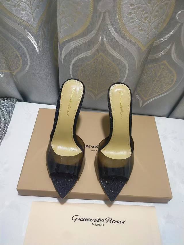 310 {半拖Tpu胶片} 吉安维托·罗西 Eiko Stiletto，轻松移动。这款 Gianvito Rossi Tpu胶片凉鞋搭配细高跟，性感而精致。 吉