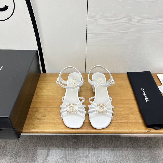 chanel 25Ss 香奈儿 凉鞋 单鞋早秋系列火爆上新，这一季香家小爆款！ 真的一眼爱了，经典拼色完美搭配！ 真的超级有个性，是这款鞋子最大的亮点，醒目而不