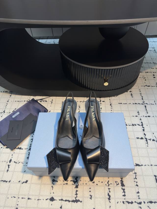 prada 25S春夏新品水钻蝴蝶结高跟后空凉鞋 美到犯规 集性感与可爱于一体 不得不说他家太会拿捏精致感了 蝴蝶结搭上水钻Bingbing质感美晕～ 尖头也是
