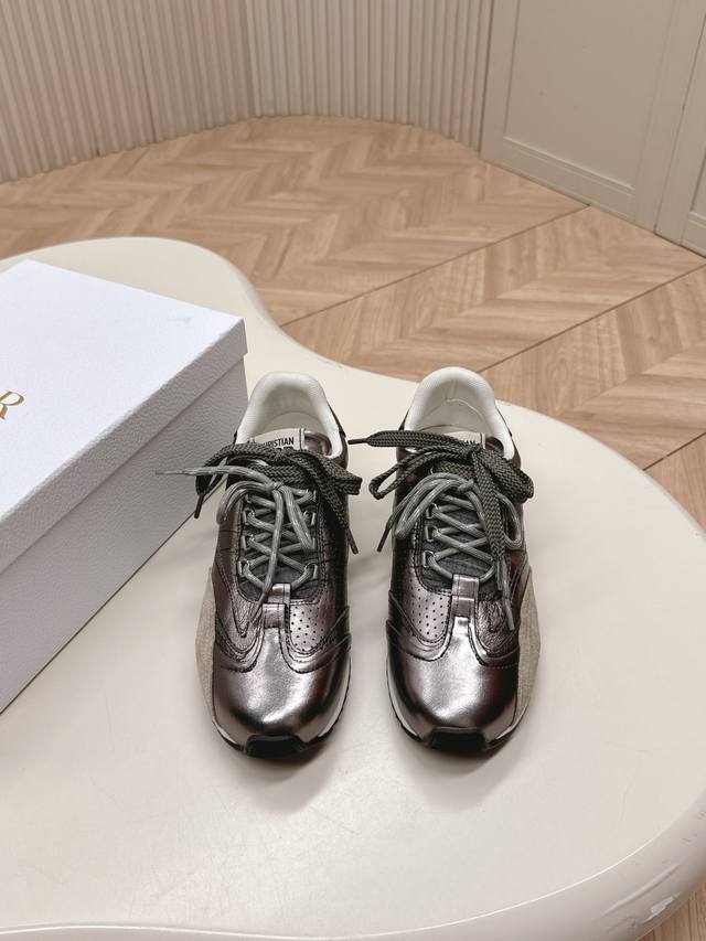 出P380–Dior Sketch 迪奥春夏走秀款涂鸦素描德训鞋 阿甘鞋 原版开发 25Ss春夏秀场出镜率最高的单品 这双鞋改变了之前印象中的阿甘鞋单一的设计风