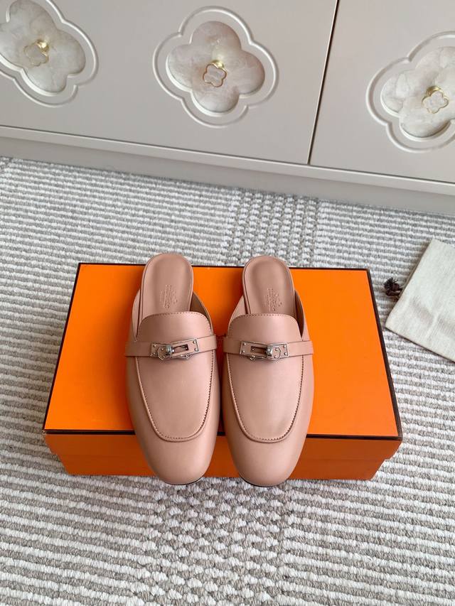 批430 hermes 爱马仕H家Oz新款新版Kelly扣包头穆勒拖鞋 顶级品质 小牛皮穆勒鞋，搭配标志性Kelly鞋扣， 打造日常优雅风范 鞋面：进口小牛皮
