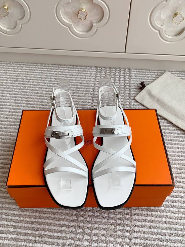 批430 hermes爱马仕June Sandal系列Kelly扣细带罗马凉鞋 顶级品质 小牛皮凉鞋，搭配Kelly鞋扣，打造休闲复古风格。 进口小牛皮/牛皮垫