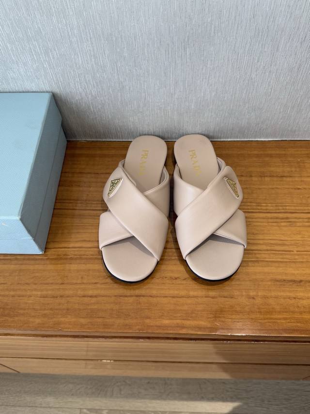 顶级品质P350 prada Ss25 New Arrival～ p家春夏新款交叉平底拖鞋 羊皮材质超级柔软舒适，薄底轻盈无比 时髦精夏日必备单品怎么穿搭都很好
