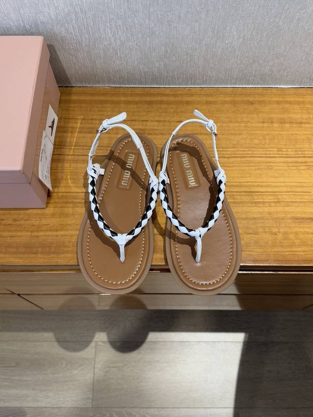 跑量价290 miumiu Ss25 New Arrival～ miu家春夏新款夹趾凉拖鞋新品 时髦精一定要Get的一双凉鞋 夏日必备单品！ 时髦但不会过于凌厉