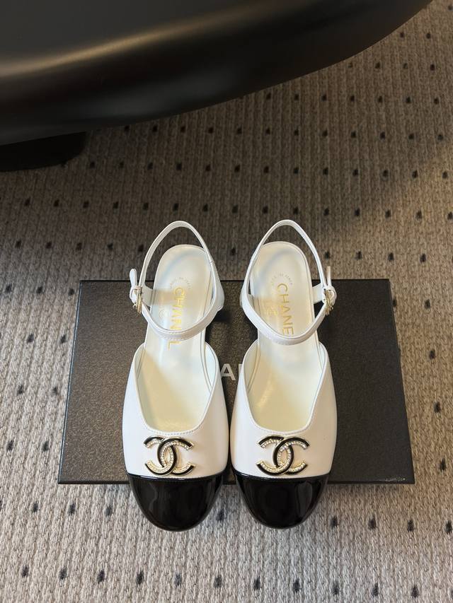 顶级品质P420 chanel Ss25 New Arrival～ 香奈儿春夏新款双C珍珠玛丽珍 小香家绝美玛丽珍凉鞋 甜度爆表 美到犯规 圆方头设计 呆萌可爱