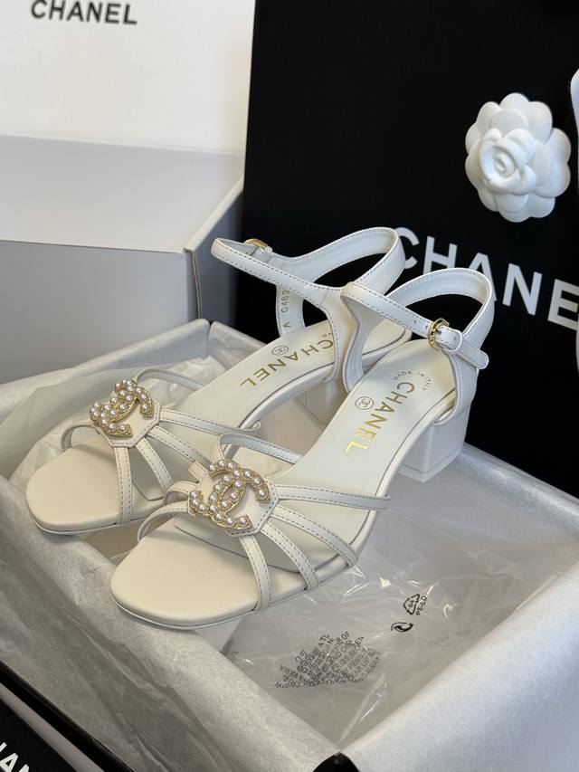 顶级品质P420 chanel Ss25 春夏凉鞋新品 双C扣件 真的好精致的，珐琅珍珠这些细节，高级感拉满！ 鞋面小羊皮！ 凉鞋鞋面比较细碎，手工就是复杂一些