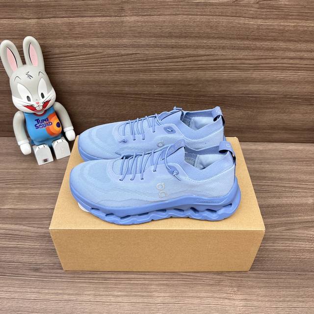 310 顶级版本On Cloudtilt X Loewe罗意威 舒适简约 低帮 生活休闲鞋。 瑞士高性能运动品牌On打造的此系列作品，鞋面由再生聚酯纤维和网眼布